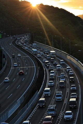 お盆休みもあとわずか。夕刻、中国自動車道上り車線（右）は渋滞でノロノロ運転が続いた＝１７日午後、西宮市塩瀬町名塩（撮影・長嶺麻子）