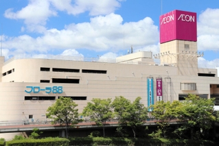 来年２月末の閉店が決まった大型商業施設「フローラ８８」＝三田市弥生が丘１