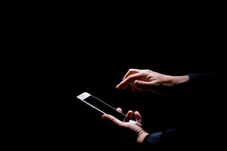 スマートフォンを操作するイメージ（NOBU／stock.adobe.com）