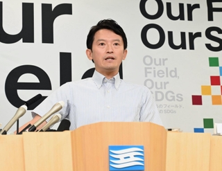 定例会見で記者の質問に答える兵庫県の斎藤元彦知事＝２０日午前、兵庫県庁（撮影・風斗雅博）