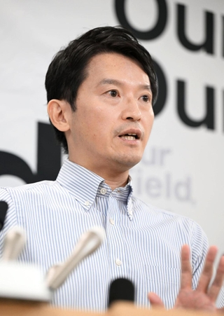 職員アンケートに関する報道陣からの質問に答える斎藤元彦知事＝２０日午前、兵庫県庁（撮影・風斗雅博）