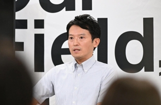 職員アンケートに関する報道陣からの質問に答える斎藤元彦知事＝２０日午前、兵庫県庁（撮影・風斗雅博）