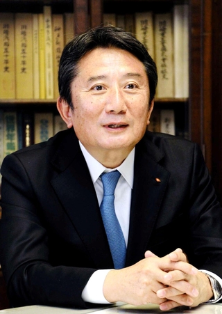 川崎汽船社長時代に取材に応じる村上英三さん＝２０１８年、神戸市中央区海岸通