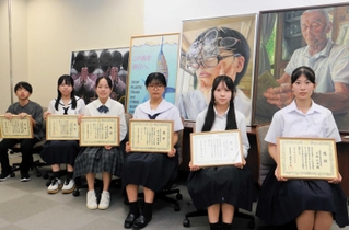 教育長感謝状を受け取った生徒＝兵庫県庁