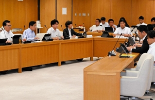 兵庫県政の課題を話し合う県議会の調査特別委員会で、各会派が意見を述べた＝県庁