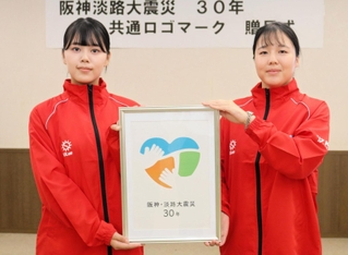 完成したロゴマークを披露する学生＝兵庫国道事務所