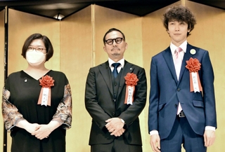 贈呈式で写真撮影に応じる（右から）朝比奈秋さん、松永Ｋ三蔵さん、一穂ミチさん＝２３日午後、東京都内