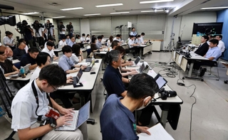文書問題調査特別委員会のメンバーの会見に詰めかけた報道陣＝２３日午後、兵庫県庁（撮影・長嶺麻子）