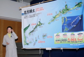 終戦直後、ソ連軍に攻め込まれた体験を語る択捉島出身の鈴木咲子さん＝北海道根室市