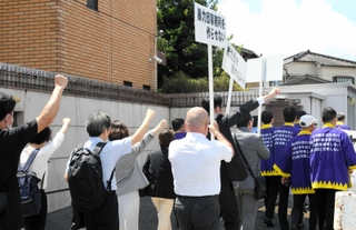 西脇組の事務所前でシュプレヒコールをする住民ら＝７月、神戸市西区玉津町上池