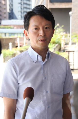 登庁時に報道陣の取材に応じる斎藤元彦兵庫県知事＝県庁