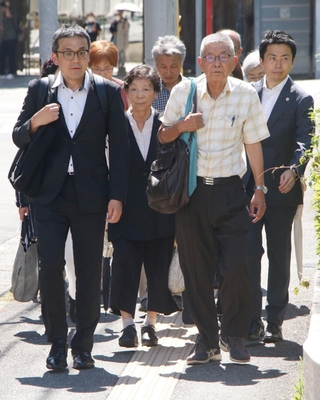 明石土山病院を提訴するため神戸地裁に向かう初田毅さん（前列右）ら＝２６日午後、神戸市中央区橘通２