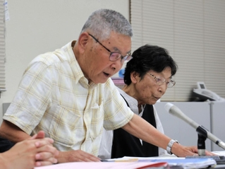 損害賠償を求める訴訟を起こした初田毅さん（左）と妻の美千子さん＝２６日午後、神戸市中央区橘通１