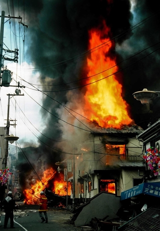 阪神・淡路大震災の当日に起きた火災で、猛炎を上げる民家＝１９９５年１月１７日、神戸市東灘区魚崎北町５