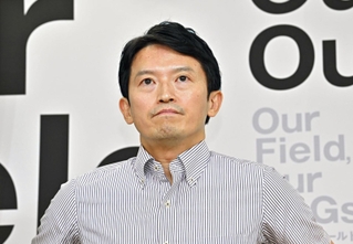 定例会見で記者の質問に応じる斎藤元彦知事＝２７日午後、兵庫県庁（撮影・斎藤雅志）