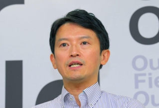 定例会見で記者の質問に応じる斎藤元彦知事＝２７日午後、兵庫県庁（撮影・斎藤雅志）