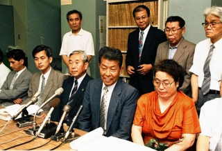 国道43号道路公害訴訟の最高裁判決を受け、沿道住民の願いが認められたと喜びの声が上がった原告団の会見＝１９９５年７月７日、神戸司法記者クラブ