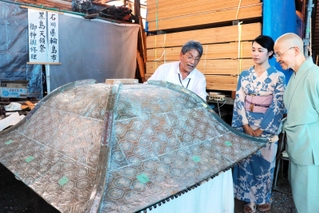 能登半島地震で壊れたみこしを修復する宮大工の福田喜次さん（左）＝姫路市木場