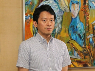 報道陣の取材に応じる斎藤元彦兵庫県知事＝29日午前、兵庫県庁