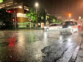 線状降水帯が発生し、激しい雨が降る洲本市の市街地＝２９日午後９時９分、洲本市栄町３（撮影・内田世紀）