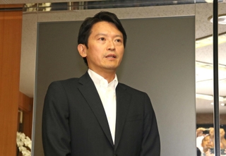 登庁時に報道陣の取材に応じる斎藤元彦知事＝30日午前、兵庫県庁