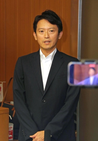 登庁時に報道陣の取材に応じる斎藤元彦知事＝30日午前、兵庫県庁