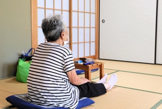 避難所に身を寄せた女性＝30日午前７時39分、南あわじ市広田広田、広田地区公民館（撮影・劉　楓音）