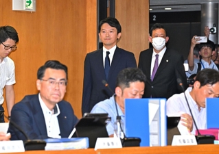 告発文書問題で兵庫県議会文書問題調査特別委員会（百条委員会）に出席する斎藤元彦知事＝３０日午後、神戸市中央区、兵庫県庁（撮影・斎藤雅志）