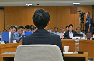 告発文書問題で兵庫県議会文書問題調査特別委員会（百条委員会）に出席し証言をする斎藤元彦知事＝３０日午後、神戸市中央区、兵庫県庁（撮影・斎藤雅志）