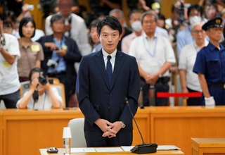 兵庫県議会文書問題調査特別委員会（百条委員会）で宣誓する斎藤元彦知事＝３０日午後、兵庫県庁（代表撮影）