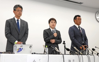 関西学院大アメリカンフットボール部員の処分について説明する同部の大村和輝監督（右端）ら＝３０日午後、大阪市内