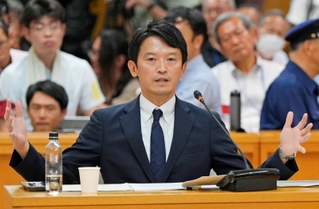 兵庫県議会文書問題調査特別委員会（百条委員会）で証言する斎藤元彦知事＝３０日午後、兵庫県庁（代表撮影）