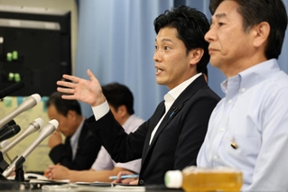 知事らへの証人尋問後、記者会見に応じる文書問題調査特別委員会の奥谷謙一委員長（右から２人目）ら＝３０日午後、兵庫県庁（撮影・長嶺麻子）