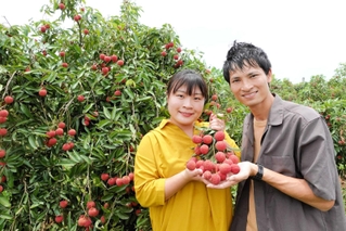ベトナムの村でライチの収穫や加工販売に挑む山崎愛莉さん（左）。右は夫のファム・ヴァン・ニャンさん（山崎さん提供）