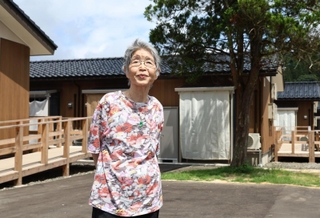「ずっとここに住まわせてもらえたら」。木造の仮設住宅に入居する日端厚子さん＝石川県輪島市三井町長沢（撮影・長嶺麻子）