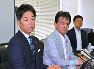 斎藤元彦知事に対する党の対応を説明する日本維新の会の藤田文武幹事長（左）と片山大介兵庫維新の会代表（中央）ら＝３１日午後、神戸市中央区三宮町２（撮影・斎藤雅志）