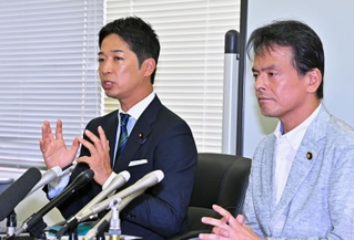 日本維新の会の藤田文武幹事長（左）と片山大介兵庫維新の会代表＝３１日午後、神戸市中央区三宮町２（撮影・斎藤雅志）