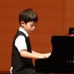 心を込めて課題曲を披露するコンクールの参加者＝神戸新聞松方ホール（撮影・笠原次郎）