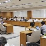 地域整備事業などについて議論する兵庫県議会の県政改革調査特別委員会＝兵庫県庁