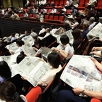 ＮＩＥ全国大会では持ち寄った新聞を回し読みし、意見を交わす時間も設けられた＝１日午後、京都市左京区、ロームシアター京都