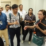 神戸医療機器開発センターを視察するインドの医師ら＝神戸市中央区港島南町７