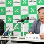 新型コロナウイルス感染患者の急増を受け、記者会見を開く兵庫県医師会の八田昌樹会長（右）、平林弘久理事＝神戸市中央区磯上通６、兵庫県医師会館