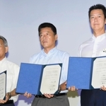 次期衆院選での選挙協力で合意書を交わした（左から）国民民主党兵庫県連の川内清尚代表、連合兵庫の福永明会長、立憲民主党県連の井坂信彦代表＝神戸市中央区下山手通６、兵庫県中央労働センター