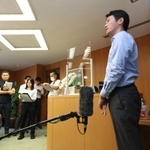 百条委員会の証人出頭要請を受け、報道陣の取材に応じる兵庫県の斎藤元彦知事＝２日午後、神戸市中央区、兵庫県庁（撮影・小林良多）