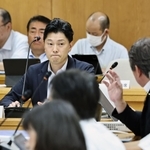 証人尋問の進め方について意見を交わす文書問題調査特別委員会の委員ら＝２日午前、兵庫県庁（撮影・長嶺麻子）