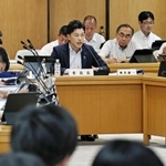 証人尋問の進め方について意見を交わす兵庫県議会調査特別委員会の委員ら＝２日午前、兵庫県庁（撮影・長嶺麻子）
