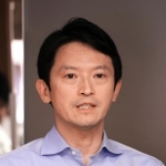 兵庫県議会調査特別委員会の証人出頭要請を受け、取材に応じる兵庫県の斎藤元彦知事＝２日午後、神戸市中央区、兵庫県庁（撮影・小林良多）