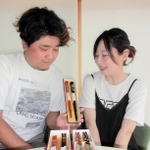 鮓井商店の輪島塗箸を手に再起を誓う鮓井伸和さん（左）と妻知恵さん＝小野市内