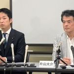 兵庫県の斎藤元彦知事らを告発した文書問題について記者会見で言及する日本維新の会の藤田文武幹事長（左）と兵庫維新の会の片山大介代表＝４日夜、神戸市中央区三宮町２