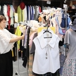 衣類の寄付を受け付け、古着として販売する「古着チャリティショップ　エコベ」＝明石市本町２